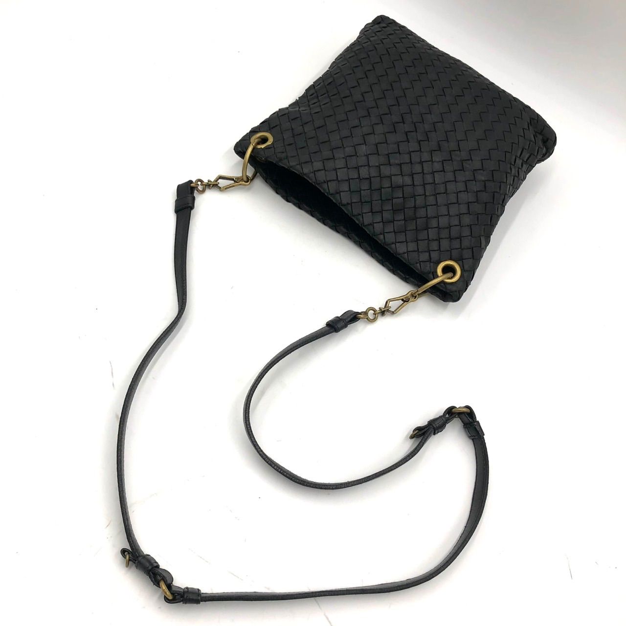 ボッテガヴェネタ イントレチャート ショルダーバッグ 黒 レザー 斜め