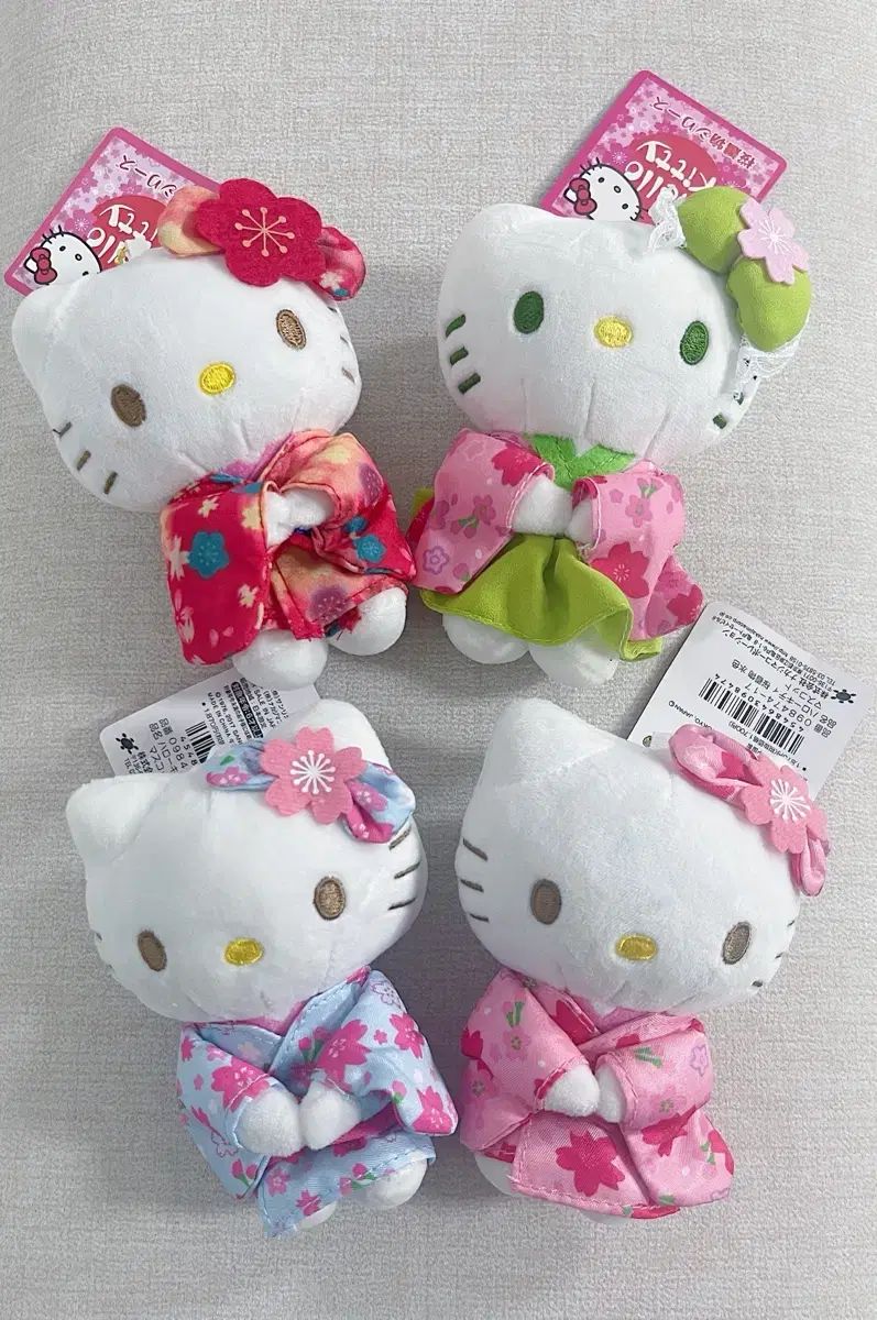 新品　タグ付　ハローキティ 着物キーホルダー　4セット 超お買得‼️新品 タグ付 ハローキティ 着物キーホルダー4set