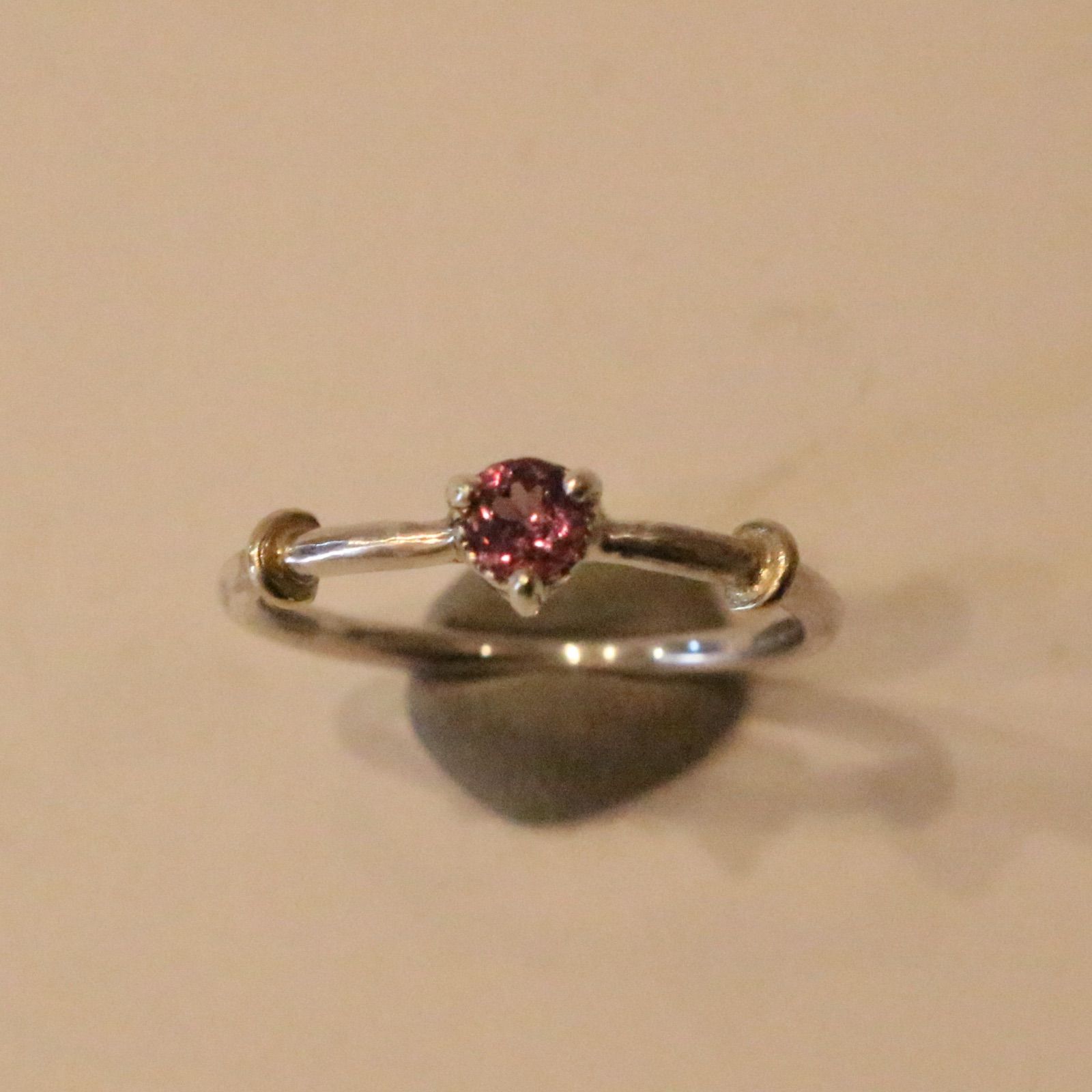 まるでマラヤな赤紫色✴︎ベキリーカラーチェンジガーネットK10小