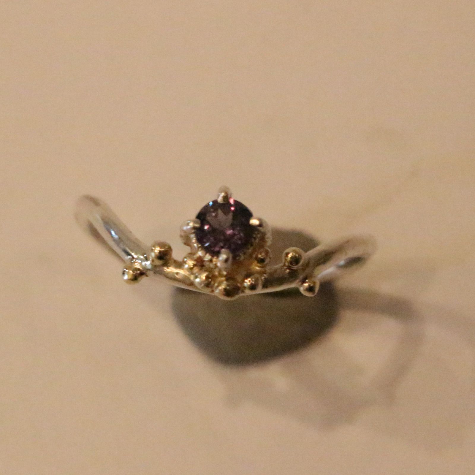 ベキリー産のカラーチェンジガーネットのK10粒々カーブシルバーリング