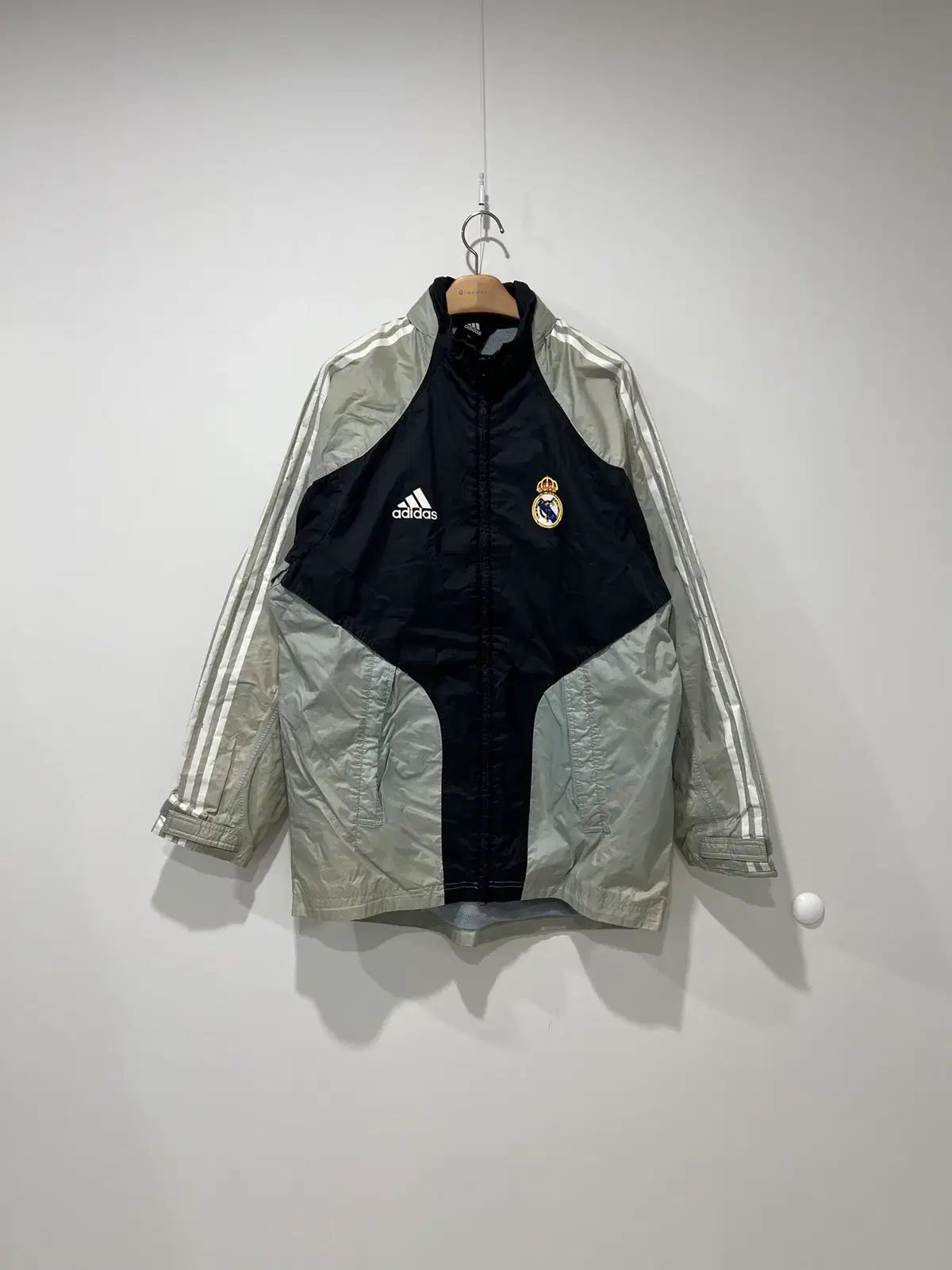 アディダス オリジナル レアルマドリード ウィンドブレーカー - メルカリ