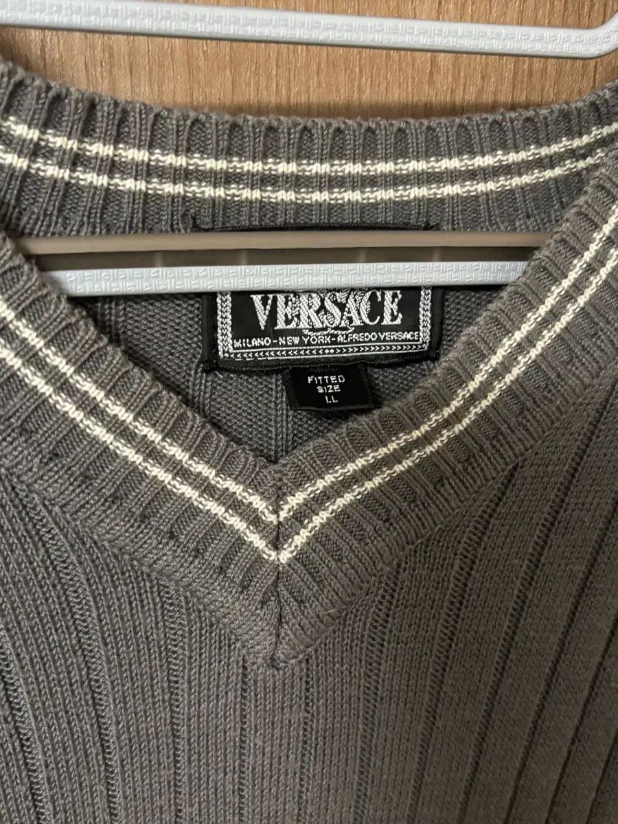 VERSACE ヴェルサーチェ グレー ゴージ Vネック ニット LL - メルカリ