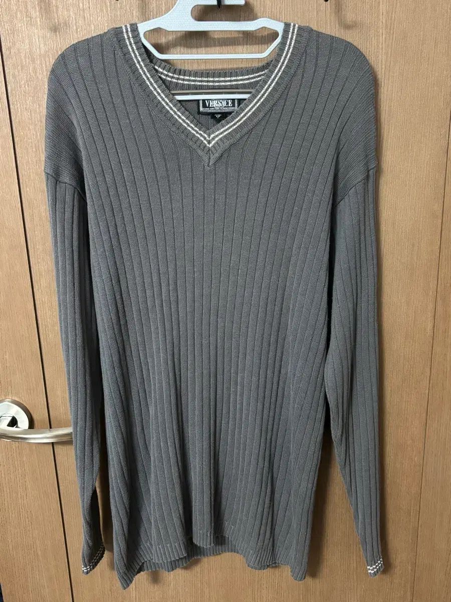 VERSACE ヴェルサーチェ グレー ゴージ Vネック ニット LL - メルカリ