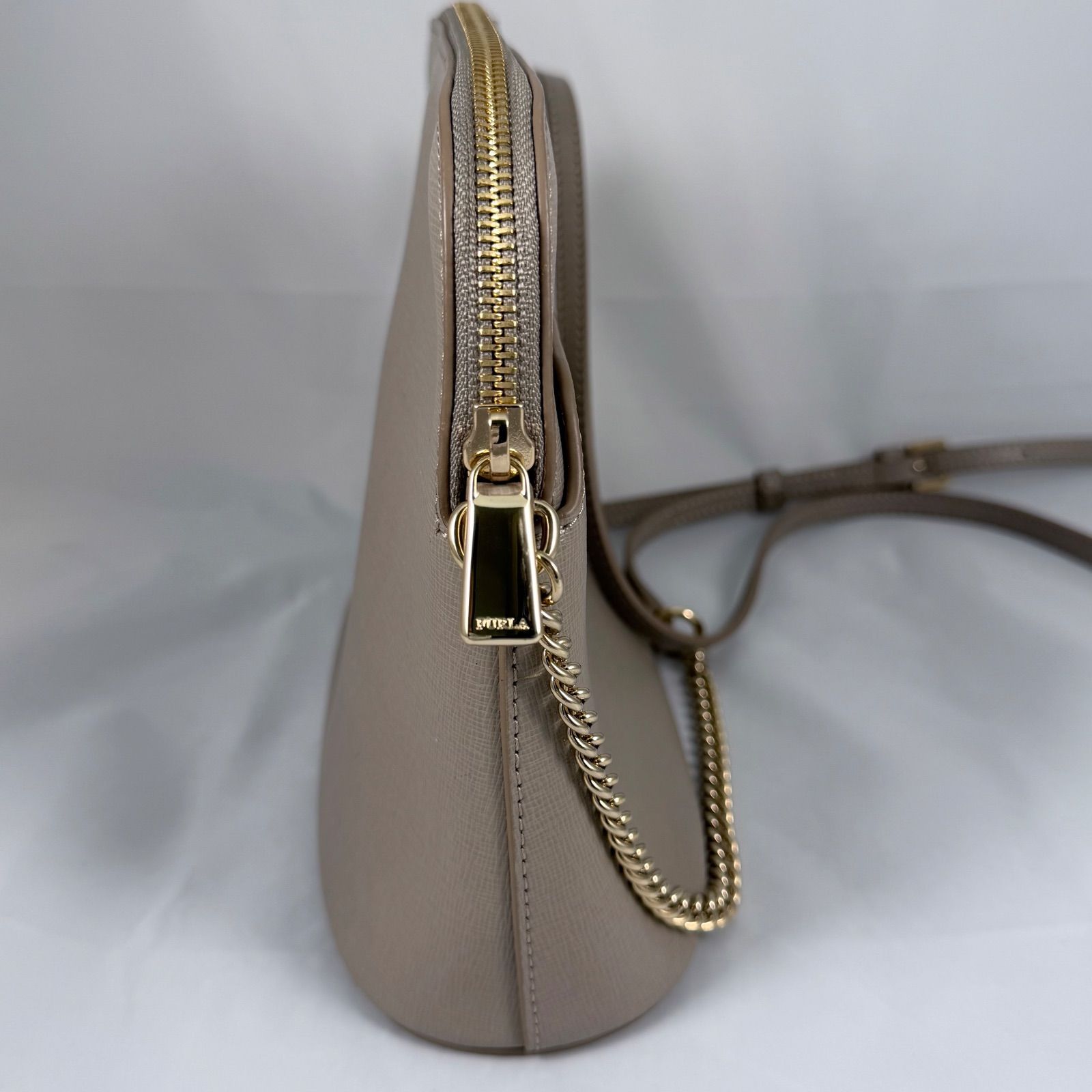 FURLA ショルダーバッグ グレージュ フルラ チェーン サフィアーノ