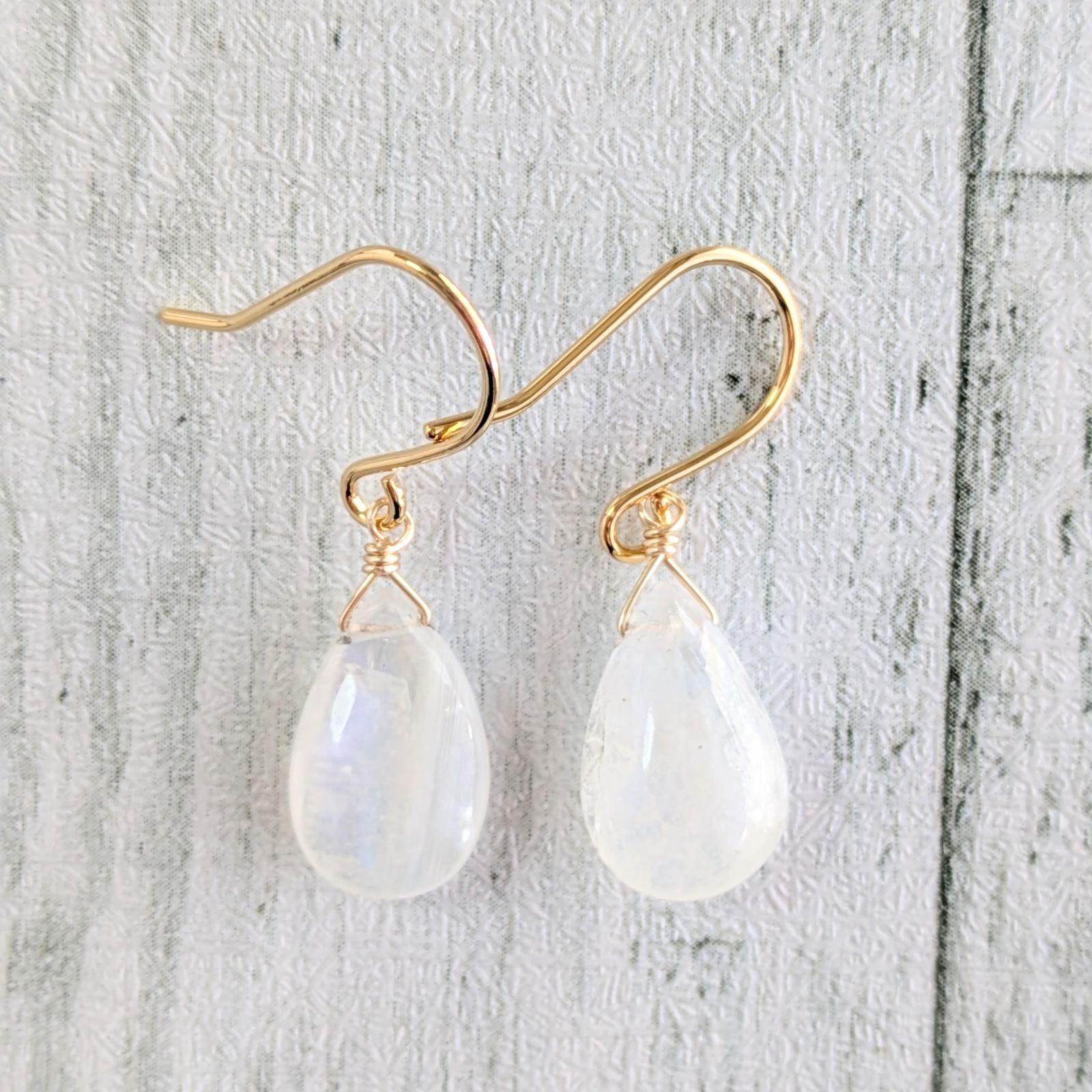 天然石ピアス【レインボームーンストーン】 - メルカリ