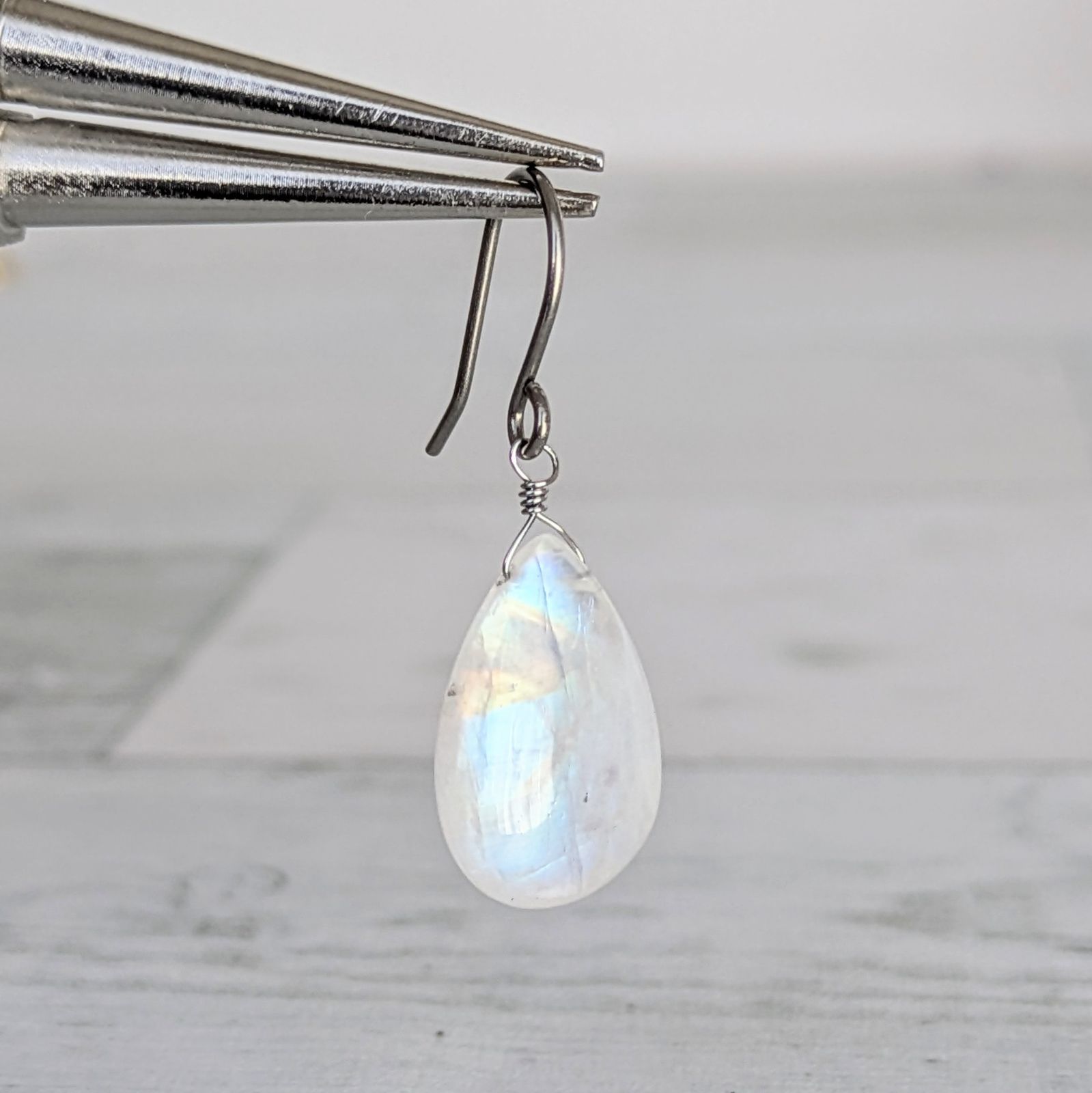 天然石ピアス【レインボームーンストーン】 - メルカリ