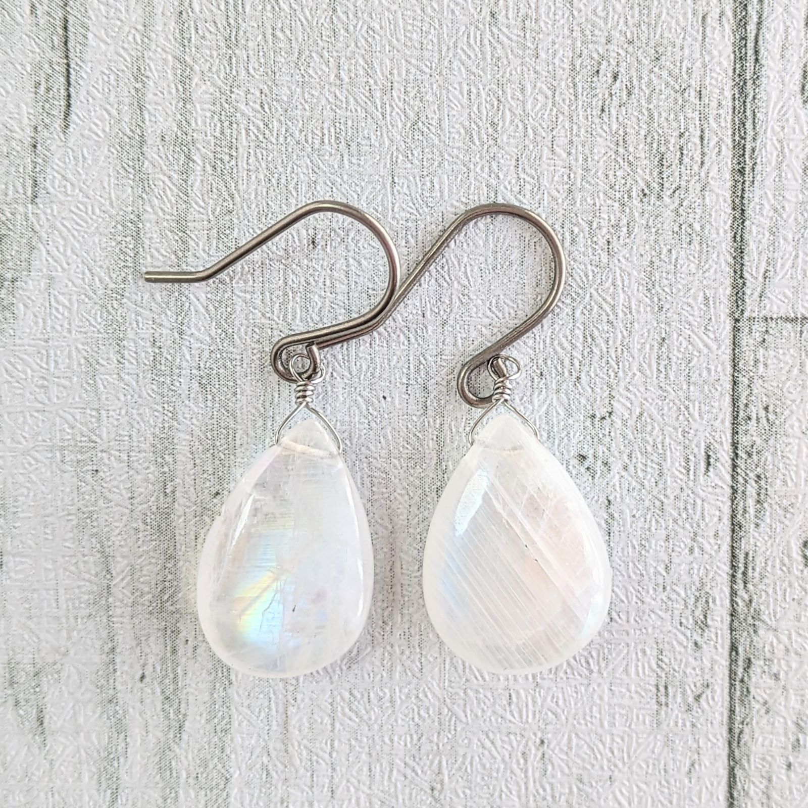 天然石ピアス【レインボームーンストーン】 - メルカリ