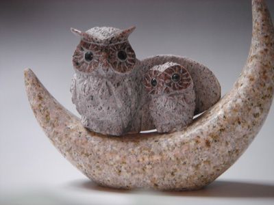 月とフクロウ 小 サイズ 親子のふくろうが仲良く 月にのっています