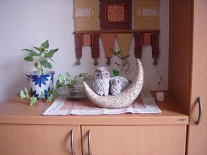  月とフクロウ 小 サイズ 親子のふくろうが仲良く 月にのっています アクセサリー掛け 置物 インテリア小物