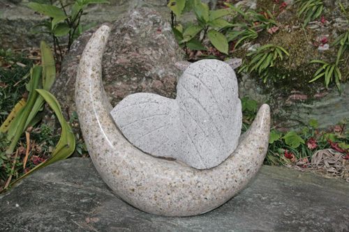 親子のふくろうが仲良く 月にのっています