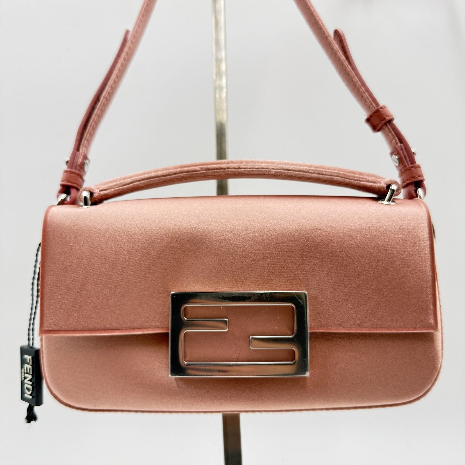 FENDI（フェンディ）バゲット スマートフォンポーチ ピンク サテン