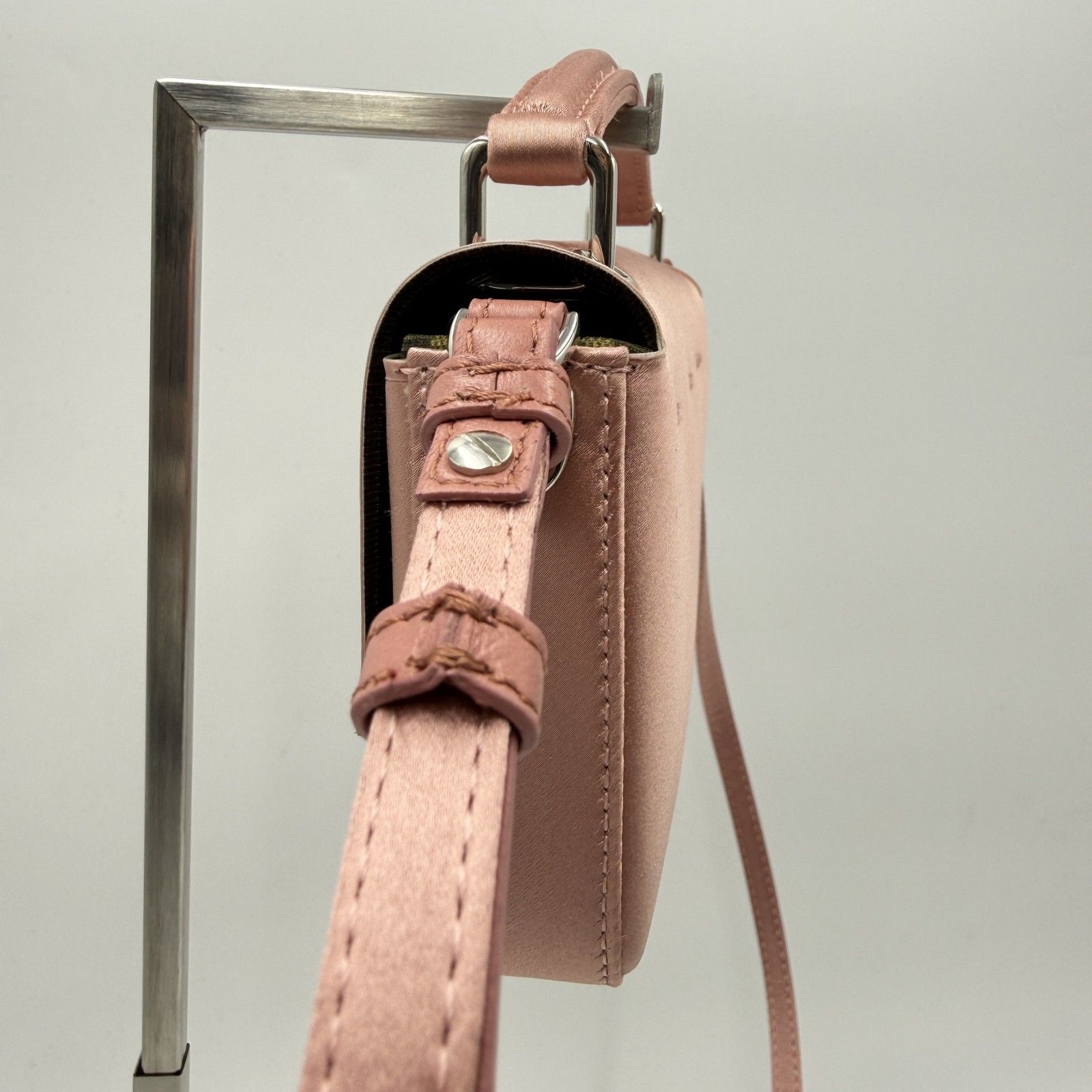 FENDI（フェンディ）バゲット スマートフォンポーチ ピンク サテン