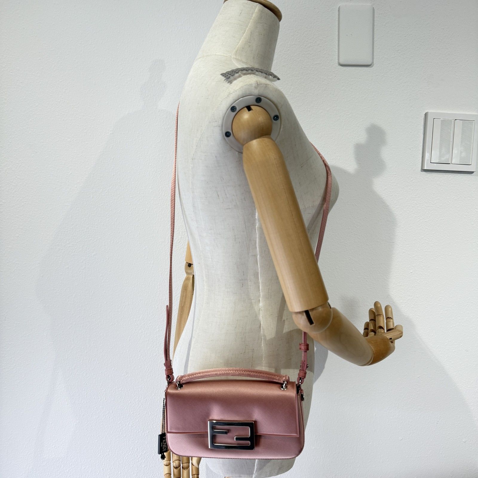 FENDI（フェンディ）バゲット スマートフォンポーチ ピンク サテン