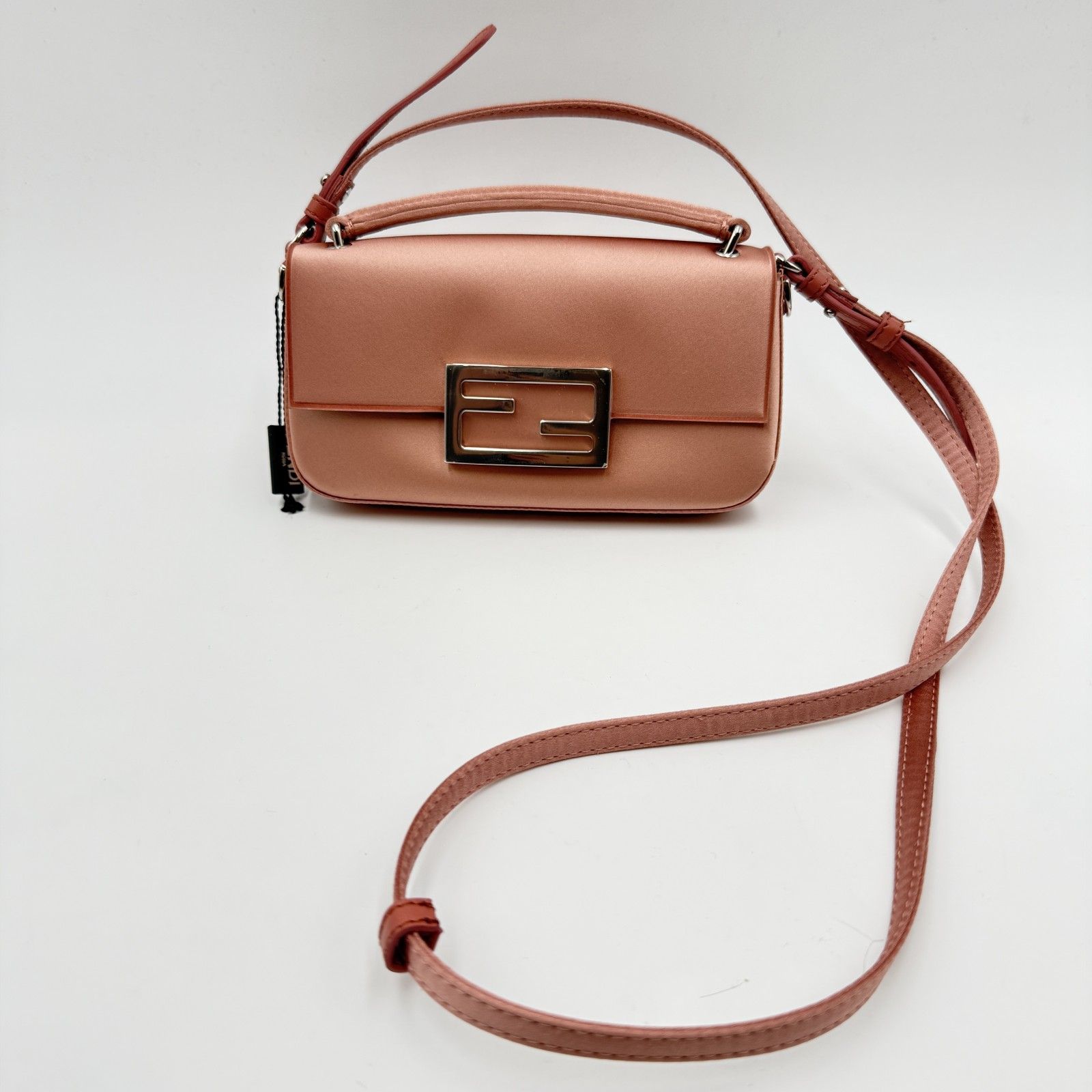 FENDI（フェンディ）バゲット スマートフォンポーチ ピンク サテン