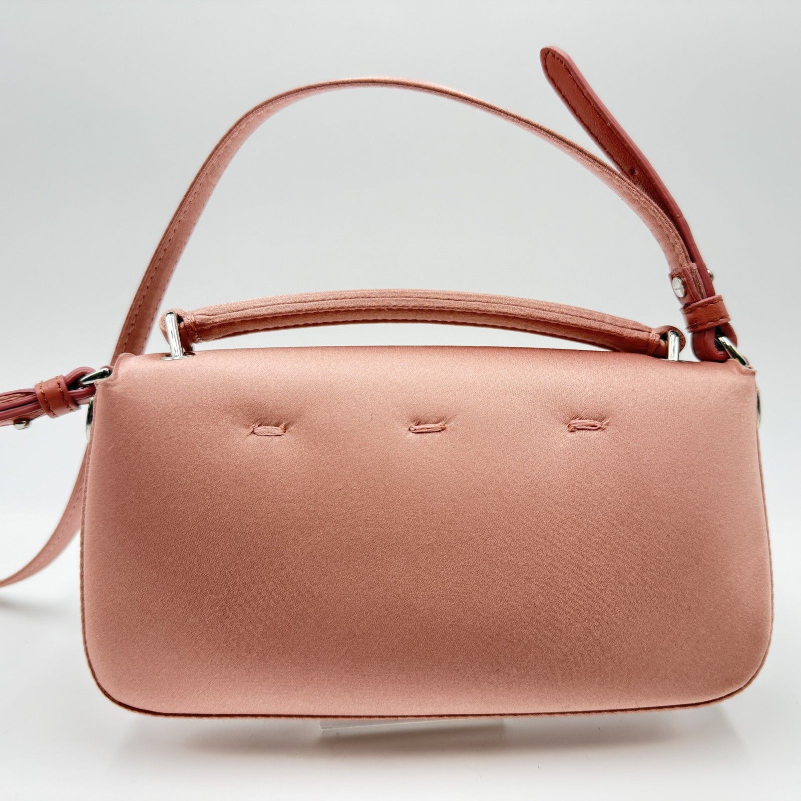 FENDI（フェンディ）バゲット スマートフォンポーチ ピンク サテン