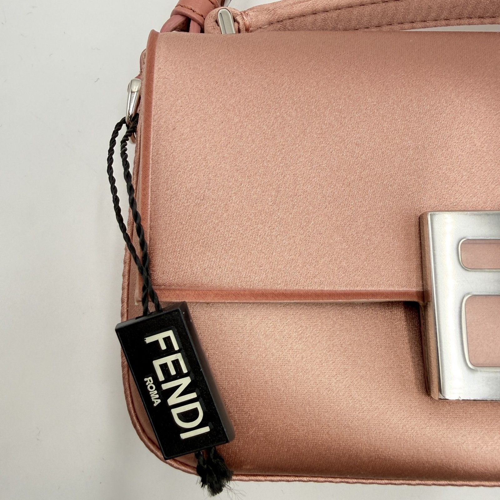 FENDI（フェンディ）バゲット スマートフォンポーチ ピンク サテン