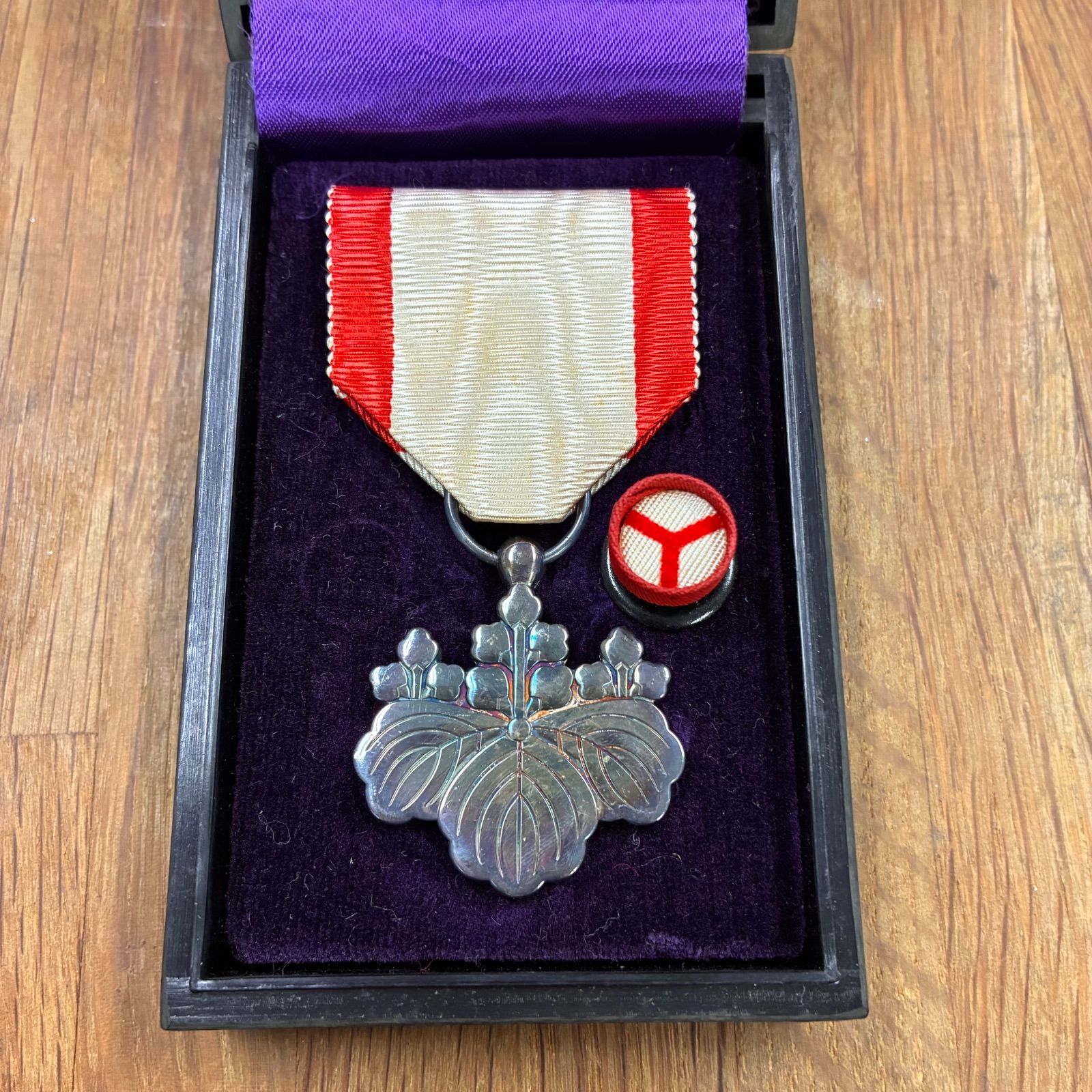 旧日本軍 勲章 勲八等白色桐葉章 専用プラスチックケース付き - メルカリ