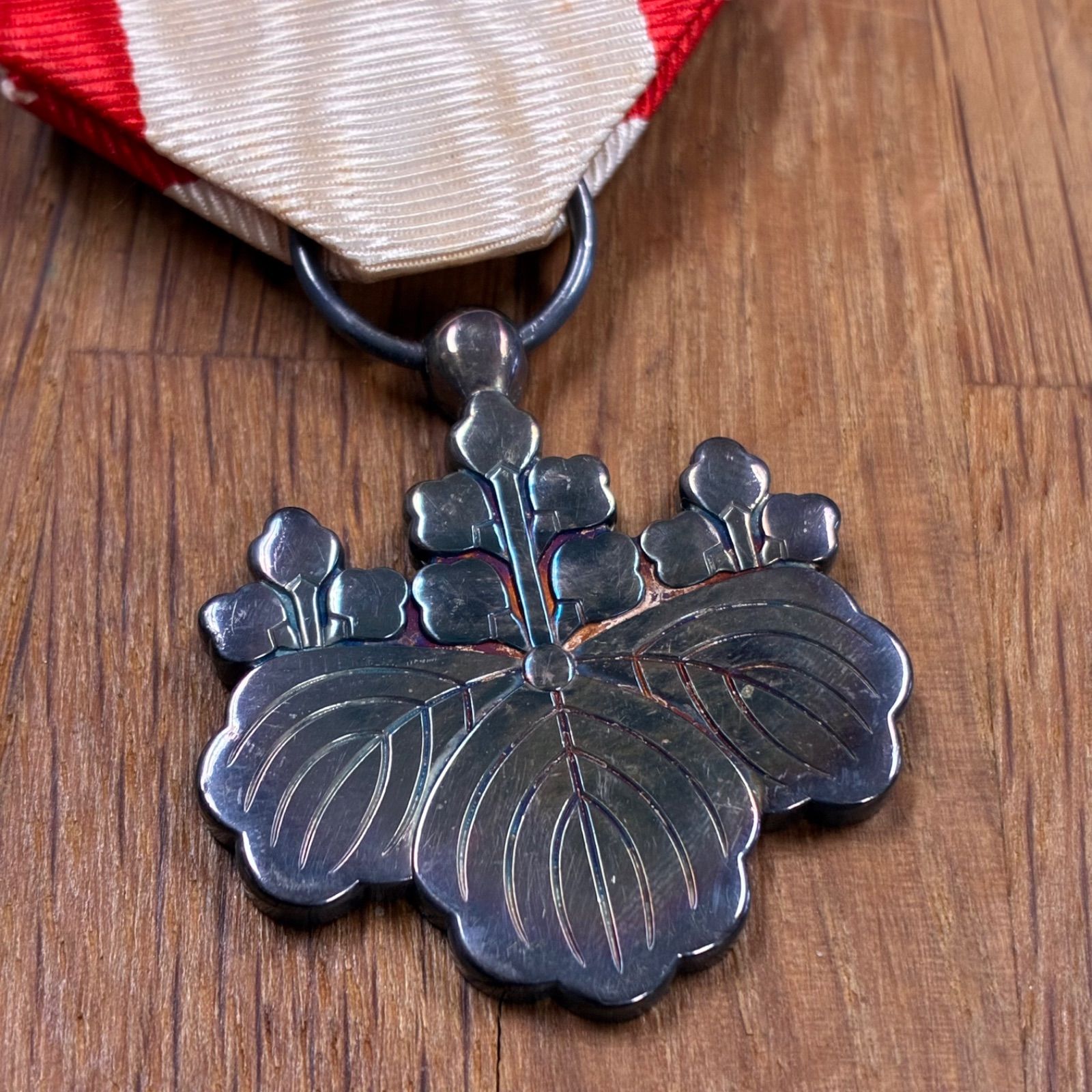 旧日本軍 勲章 勲八等白色桐葉章 専用プラスチックケース付き - メルカリ