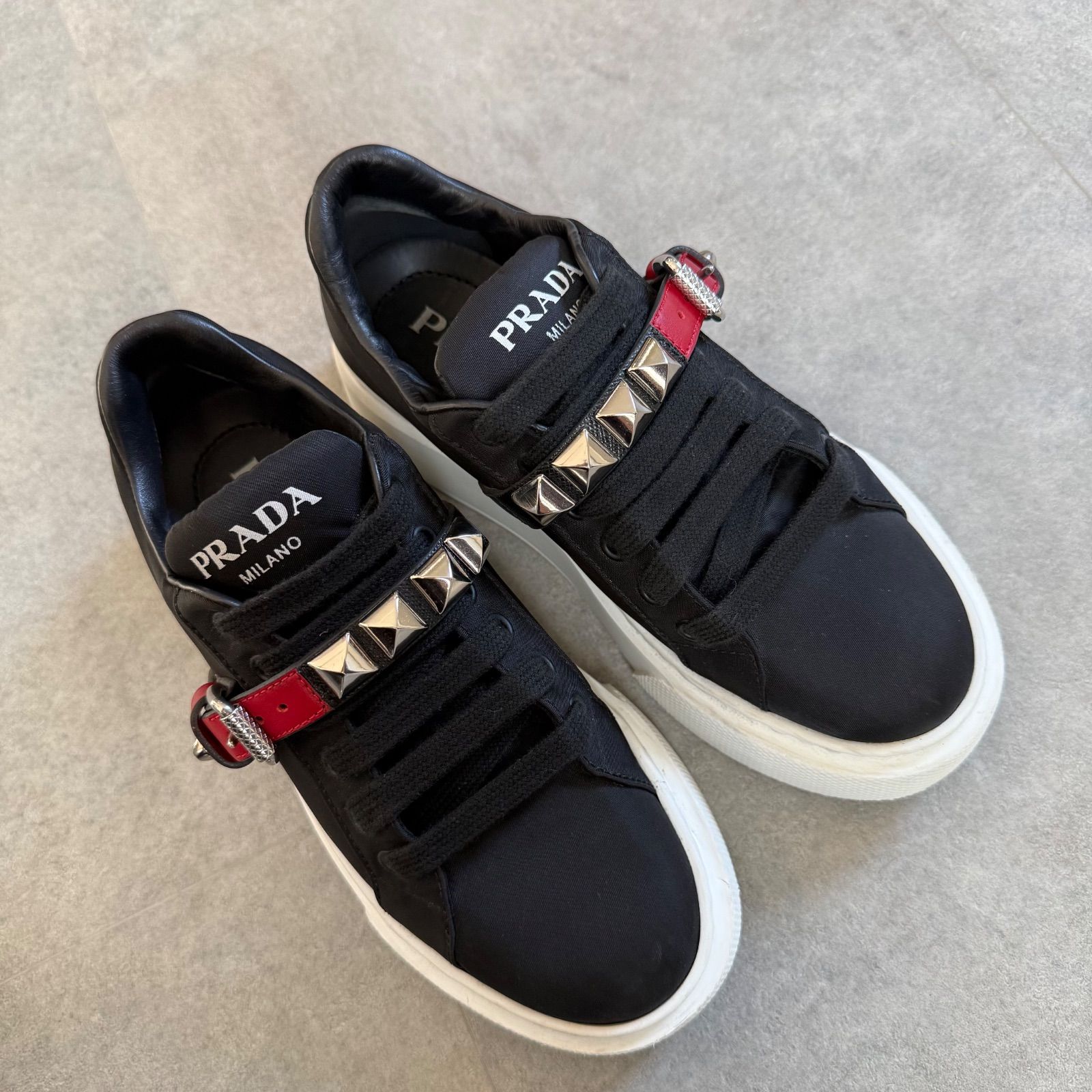 PRADA プラダ ロゴ ナイロンレザー ベルトスタッズ 厚底スニーカー 