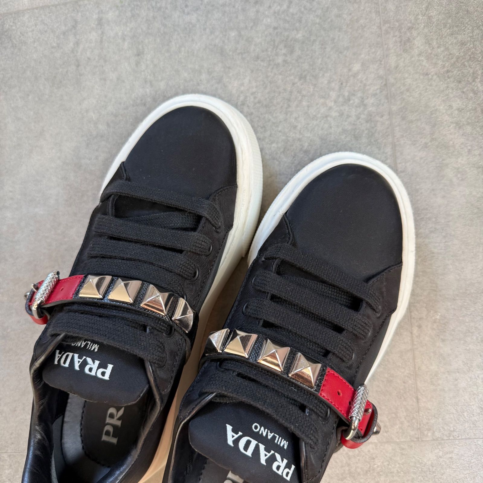 PRADA プラダ ロゴ ナイロンレザー ベルトスタッズ 厚底スニーカー 