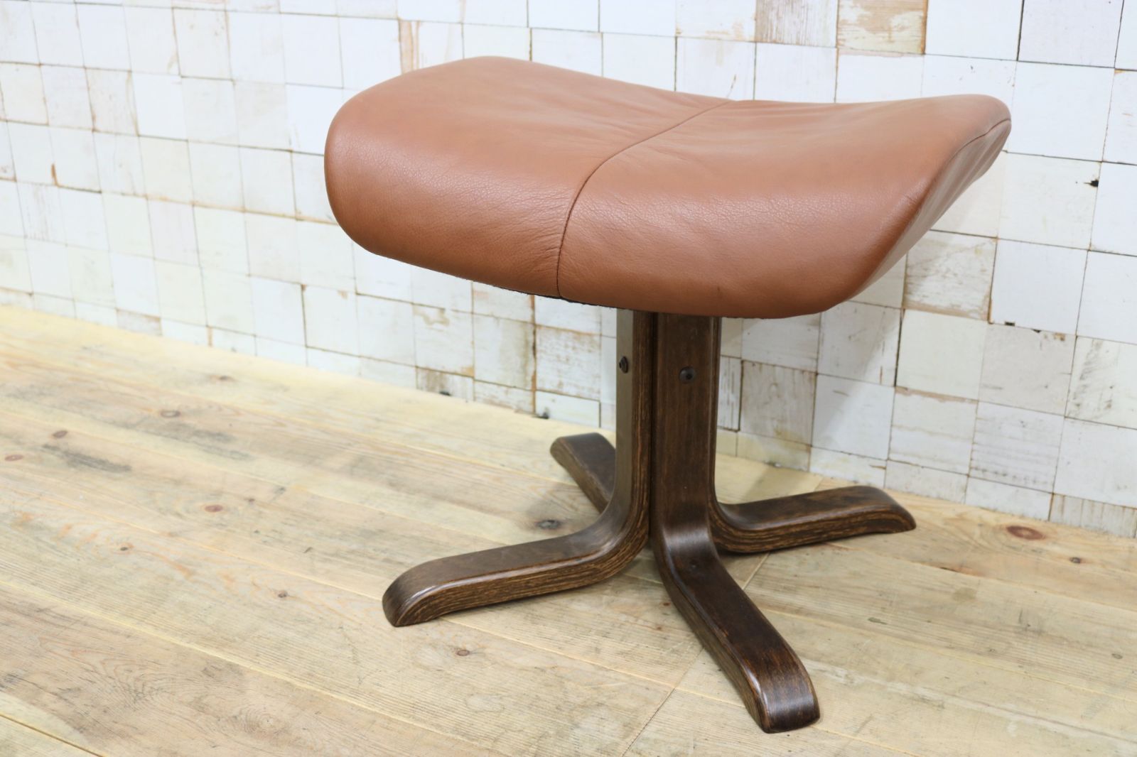 GMIS477B○Hjellegjerde / イエリアーダ Simmons オットマン フット