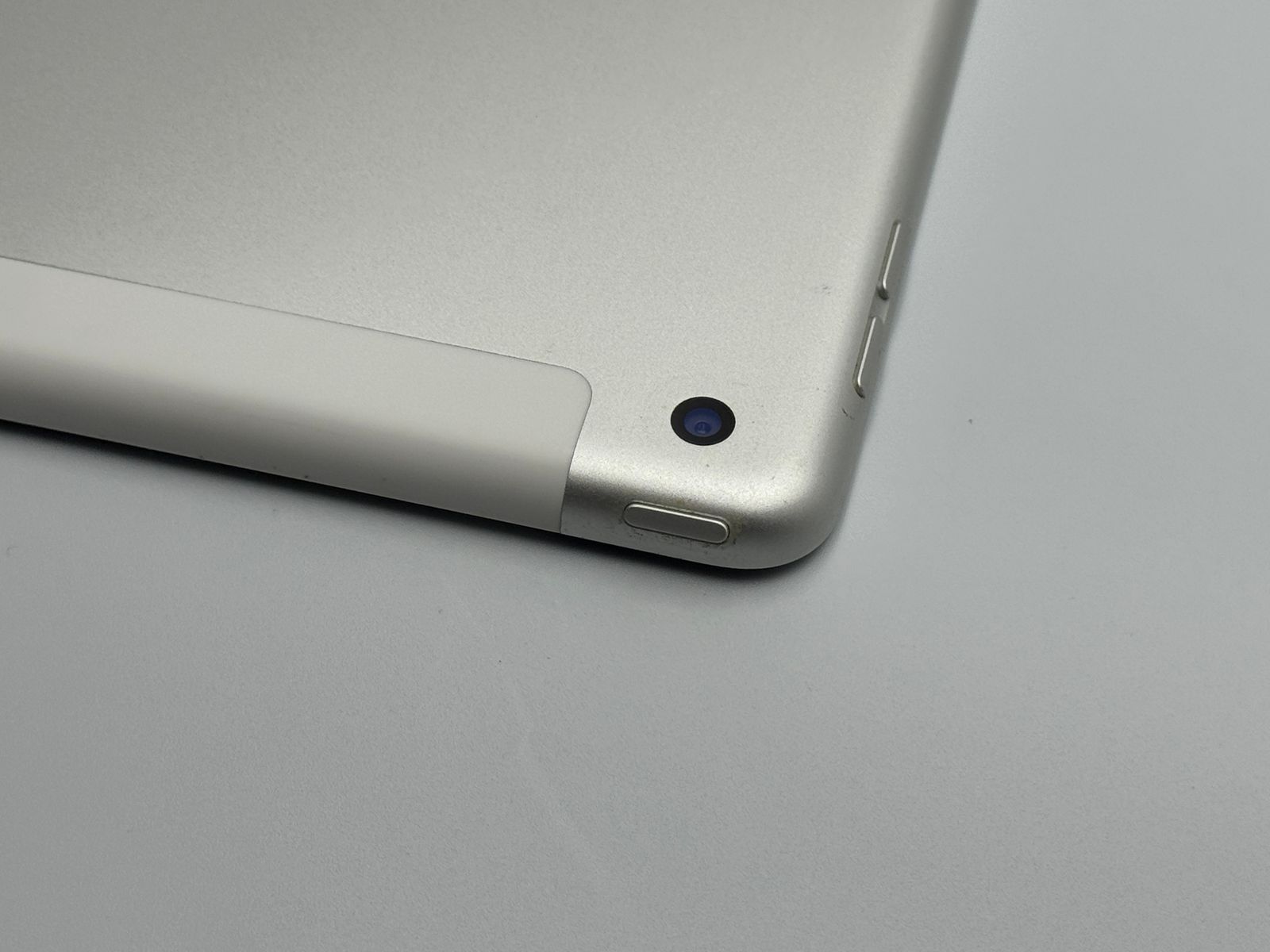 B】iPad 第7世代 32GB シルバー wifi+Cellular バッテリー【93%】 SIM