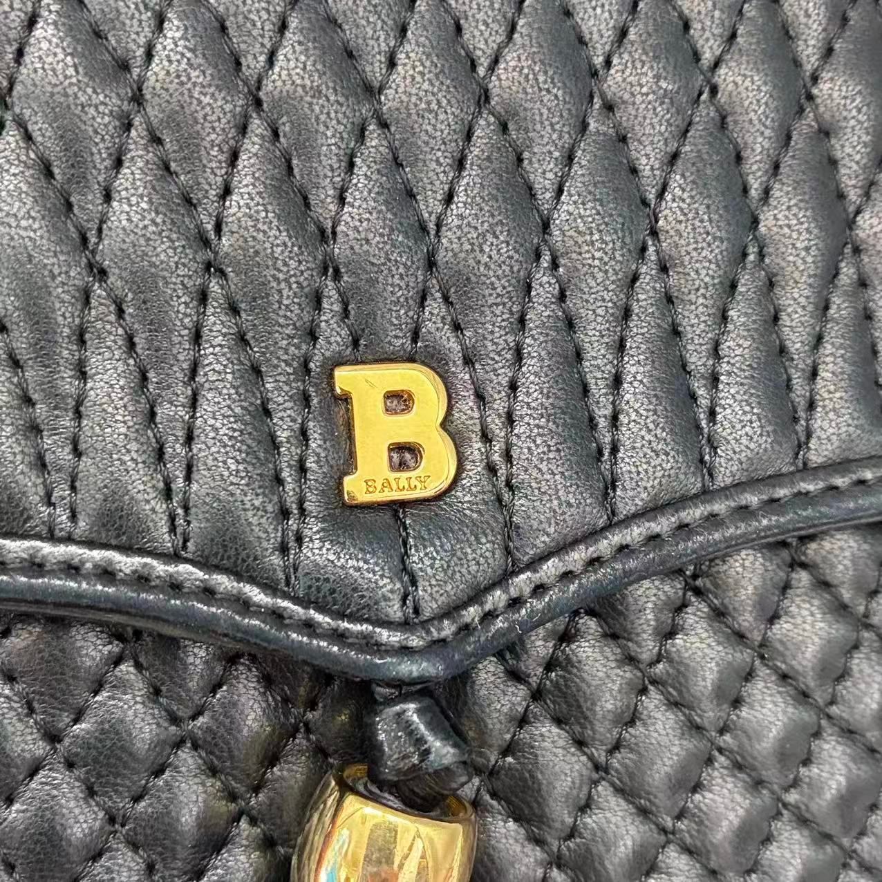 極美品 BALLY バリー ショルダーバッグ レザー キルティング フリンジ 