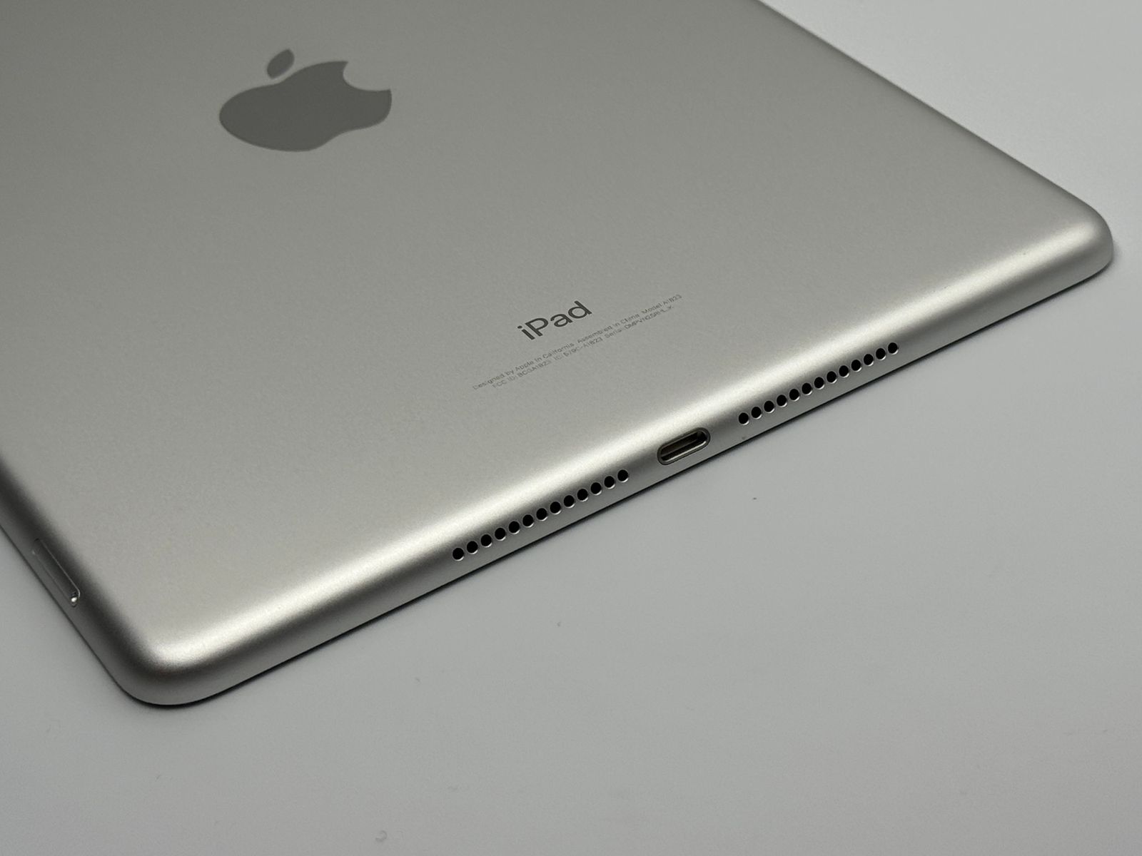 中古B】iPad 第5世代 32GB シルバー wifi+Cellular バッテリー【87 