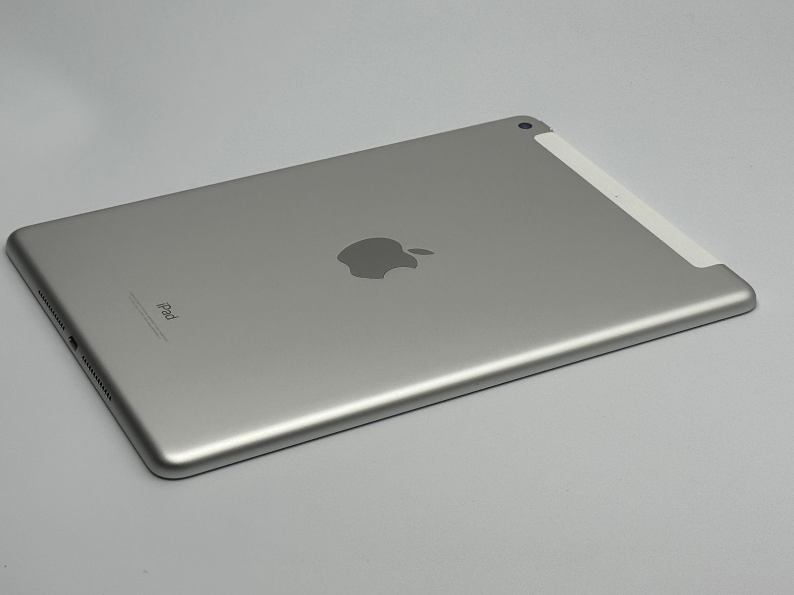 中古B】iPad 第5世代 32GB シルバー wifi+Cellular バッテリー【87 