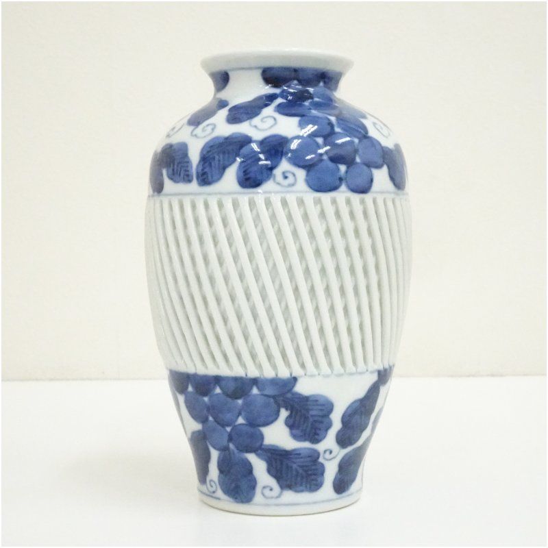 有田焼 梶原菊三郎造 染付葡萄網花瓶（共箱） 花器 おしゃれ かわいい