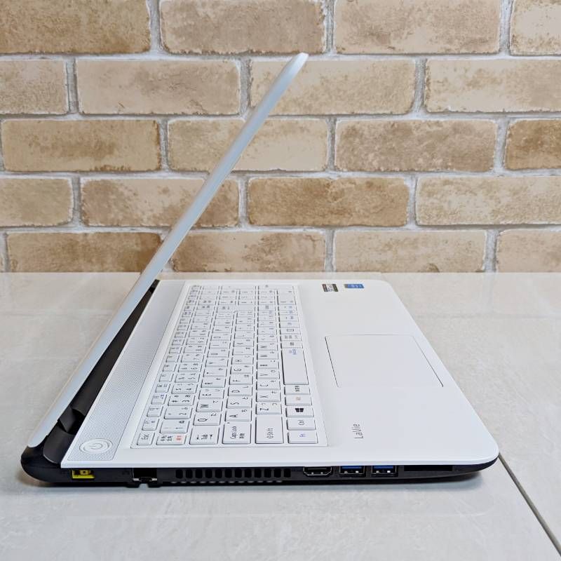 小型軽量・爆速SSD・初心者OK！Windows11白ノートパソコン☆ オフィス付き☆爆速SSD/メモリ6GB☆初心者OK！Windows11ノートパソコン