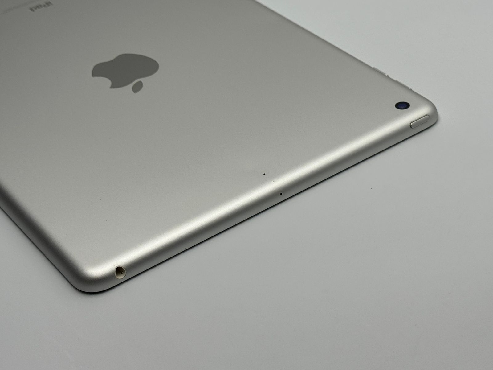 iPad 第5世代 32GB Apple 0 7インチ Wi-Fiモデル シルバーおまけ iPad第