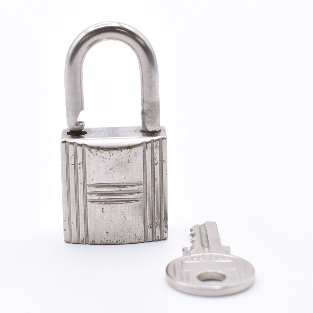 HERMES エルメス カデナ 鍵 シルバー 南京錠 39BS205-4 - メルカリ