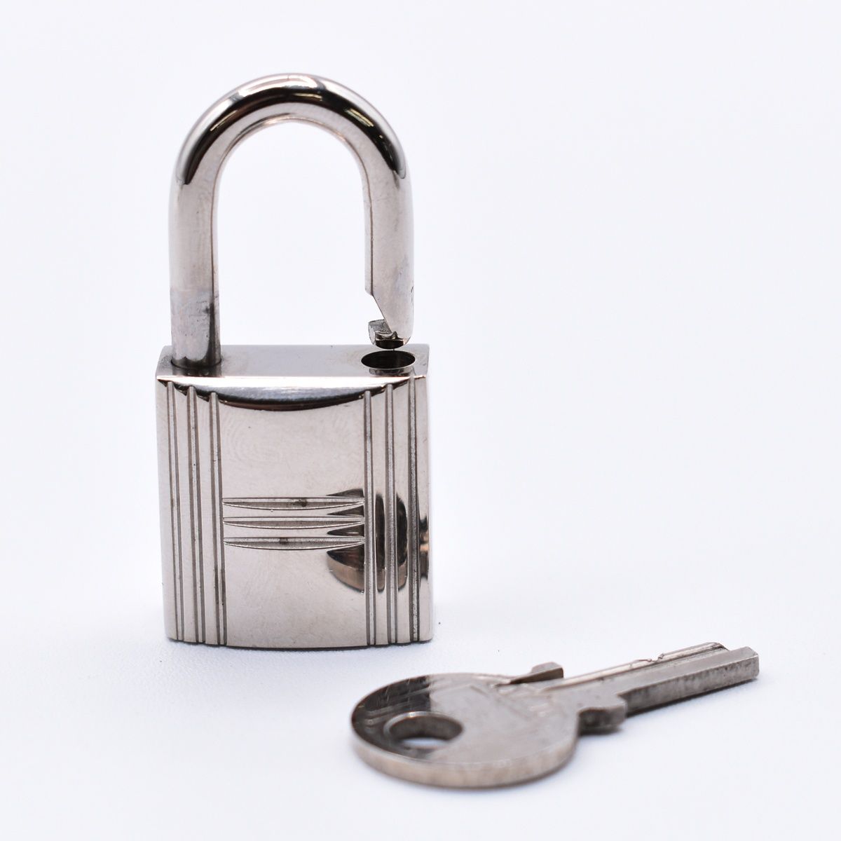 HERMES エルメス カデナ 鍵 シルバー 南京錠 39BS205-4 - メルカリ