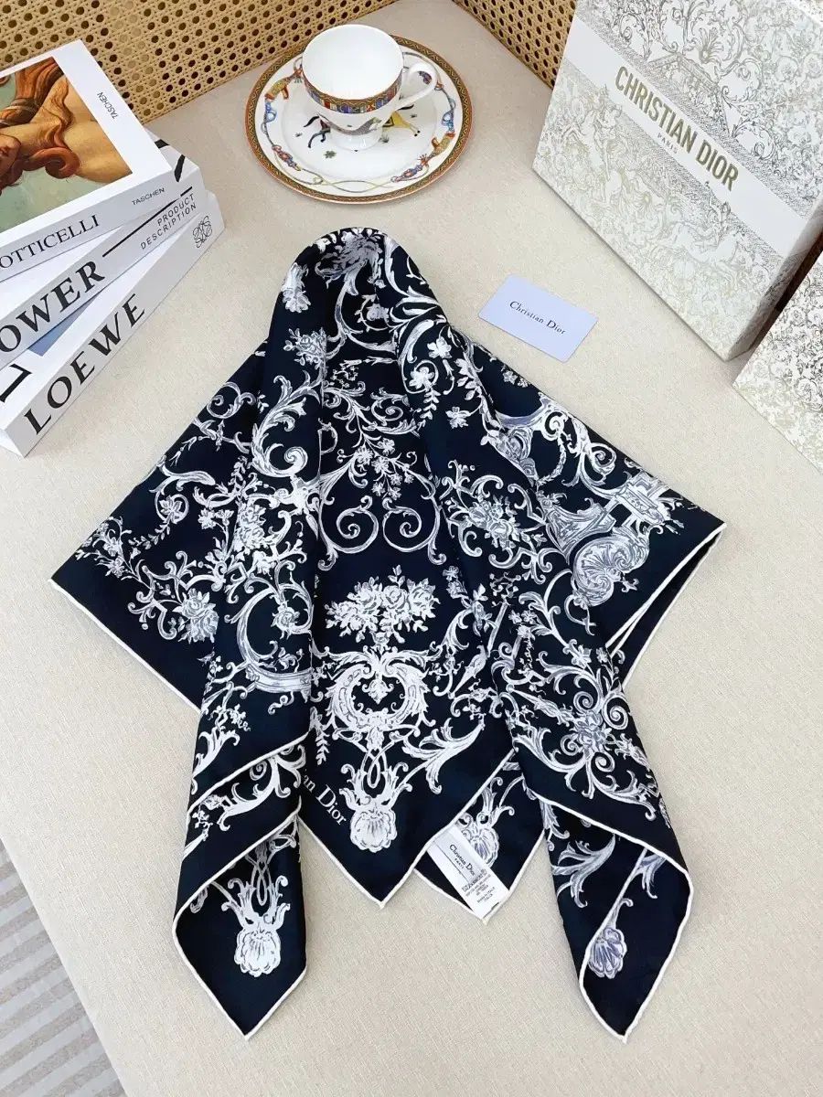 クリスチャン ディオール ブラック フラワー スカーフ 購入 - メルカリ