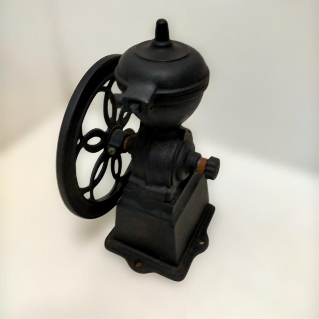 Kalita カリタ 鋳鉄製の重厚感ある手回しコーヒーミル 高さ約25 cm 重量約3 kgの大型タイプで 実 舗什器やレトロインテリアとしても映える一品 260204-4 T