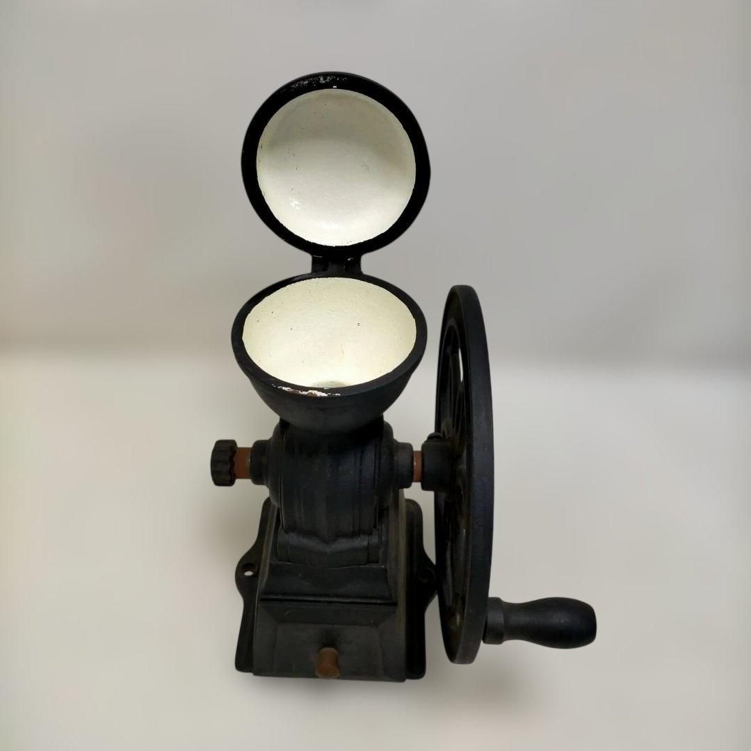 鋳鉄製の重厚感ある手回しコーヒーミル 高さ約25