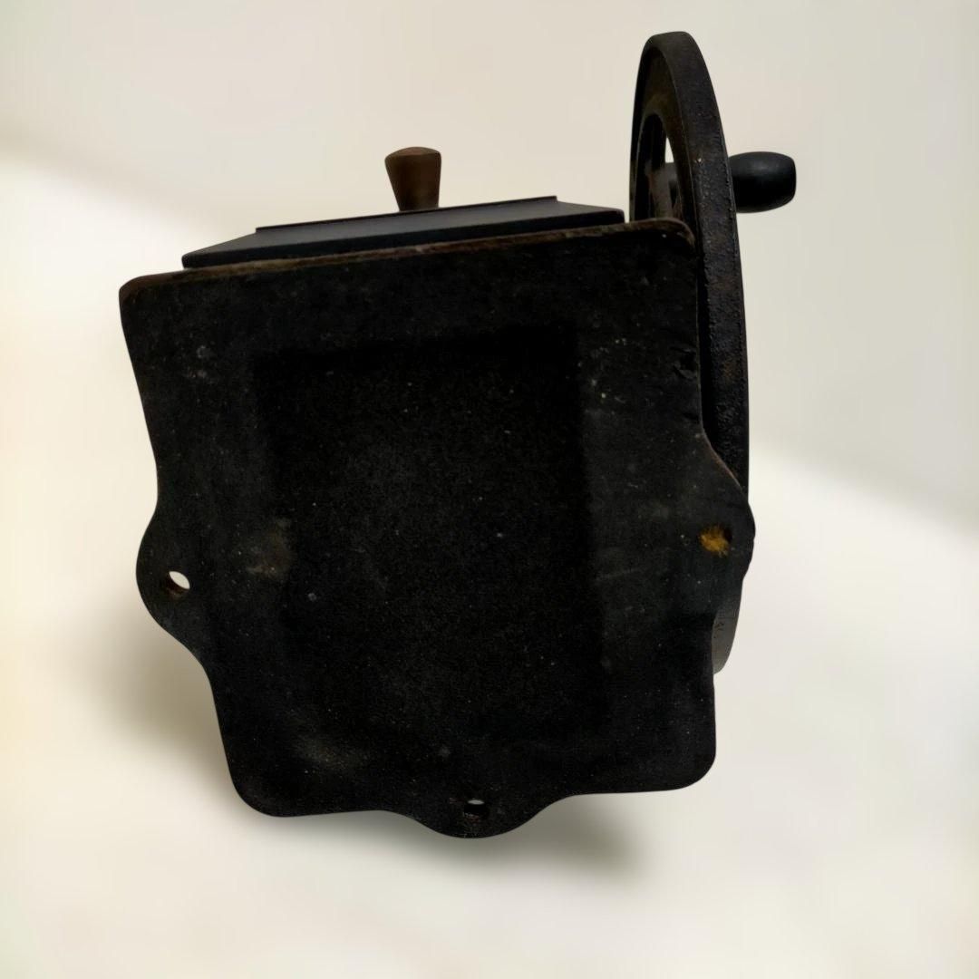 鋳鉄製の重厚感ある手回しコーヒーミル 高さ約25