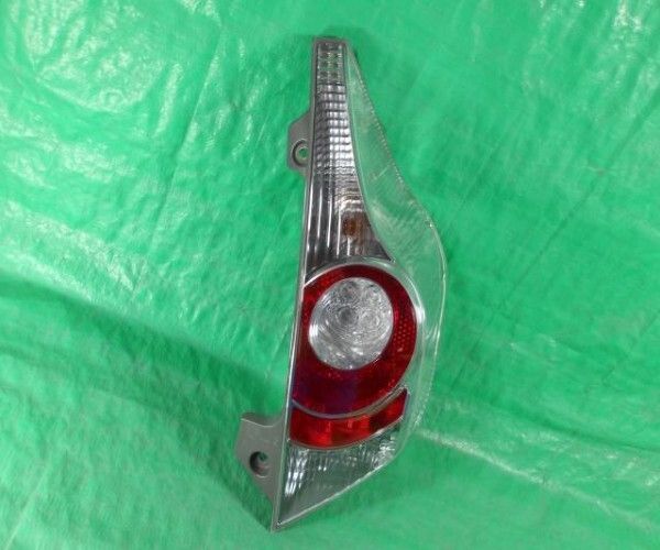 トヨタ アクア テールランプ 右 81550-52A86 AQUA tail light RH NHP10