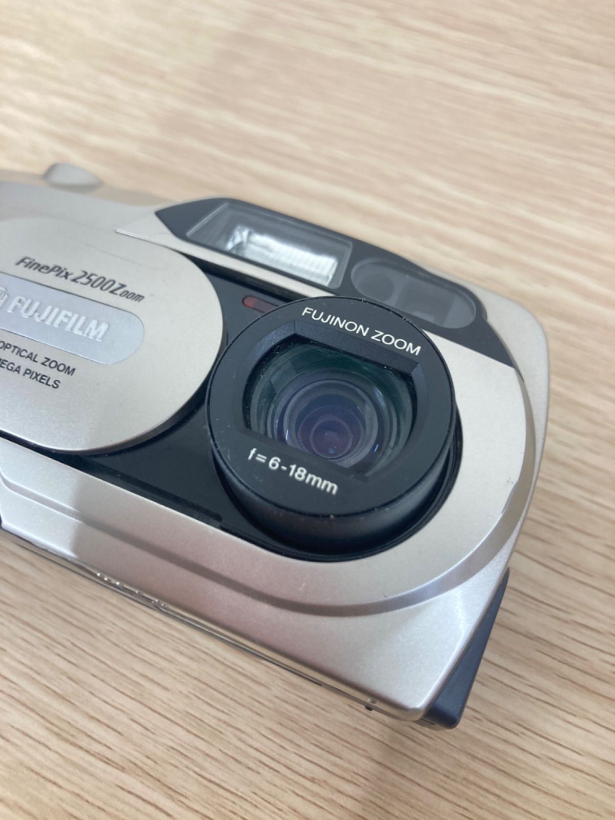 Fujifilm FinePix 8コンパクトデジタルカメラ 【動作確認済】 2 【動作確認済み 通電確認済み】富士フイルムのコンパクトデジタル
