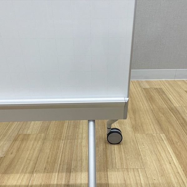 オカムラ ホワイトボード 脚付 両面式 縦型 片面投影対応 片面暗線入り 