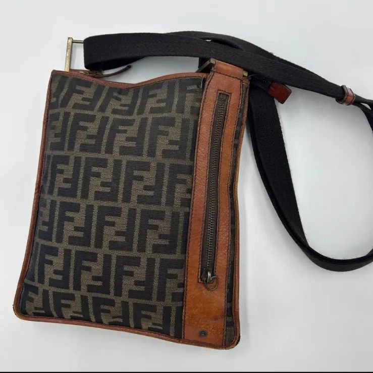 FENDI フェンディ ズッカ ショルダーバッグ 斜め掛け レザー FF