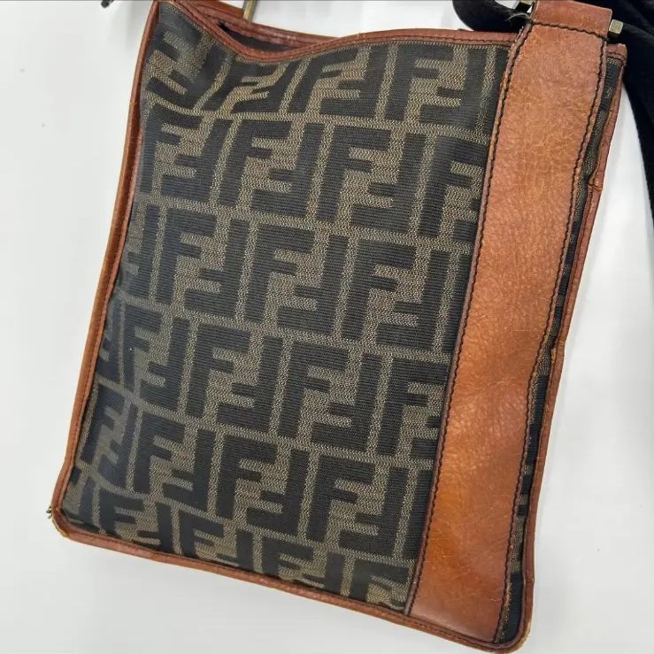 FENDI フェンディ ズッカ ショルダーバッグ 斜め掛け レザー FF