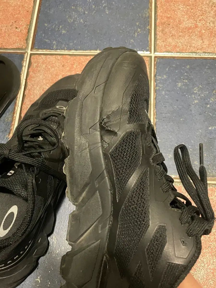  240 オークリー ライト ブリード トリプルブラック 登山靴 トレッキングシューズ アウトドアシューズ