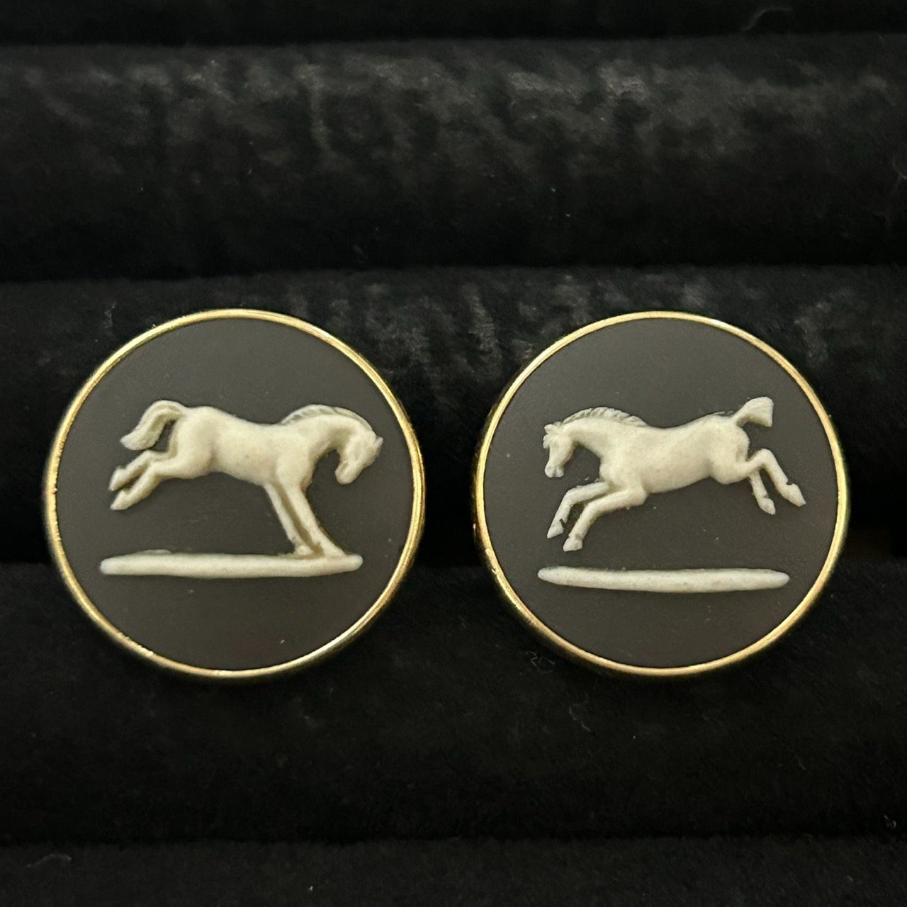 ウェッジウッド Wedgwood ジャスパー カフス 馬モチーフ ブラック
