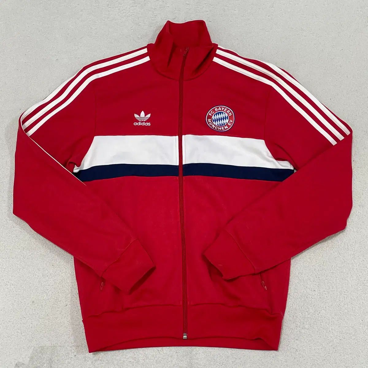 ス*ン様 【アディダス×バイエルンミュンヘン】トラックジャケット　トレフォイルロ L アディダス FCバイエルン・ミュンヘン トレックトップス ジャケット