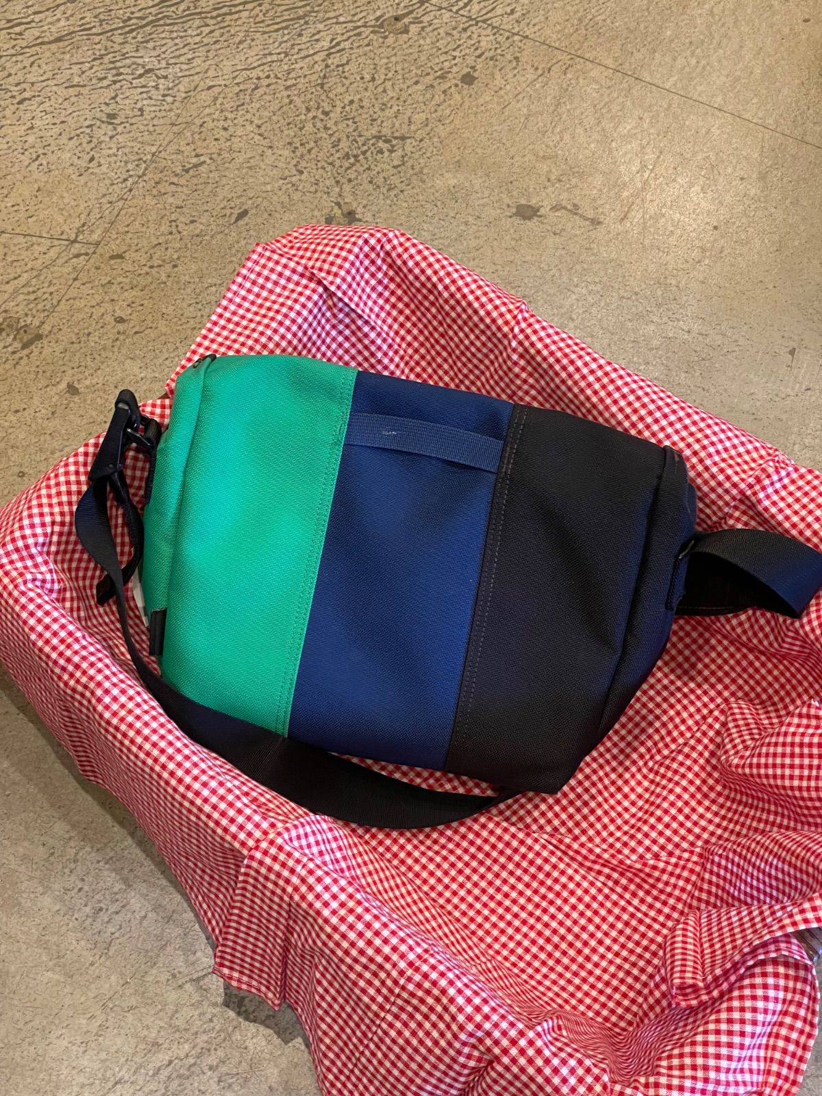 00s TIMBUK2 メッセンジャーバッグ グリーン×ブラック - メルカリ