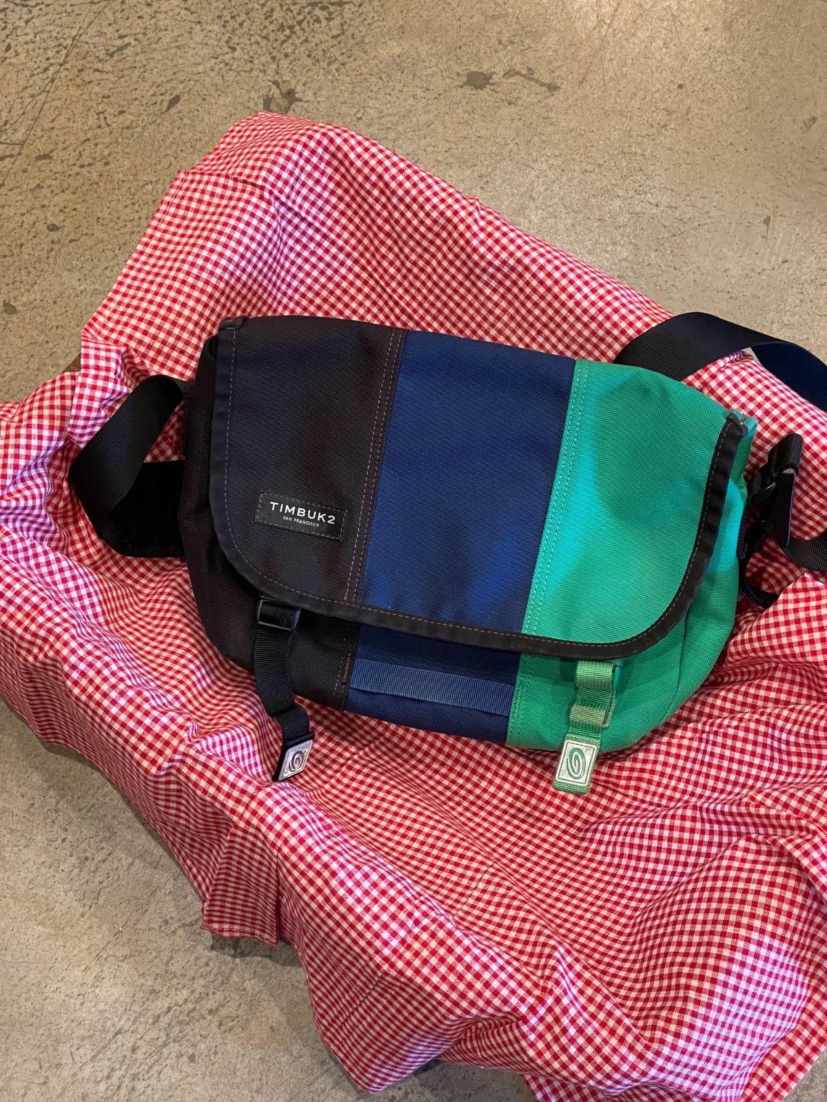 00s TIMBUK2 メッセンジャーバッグ グリーン×ブラック - メルカリ