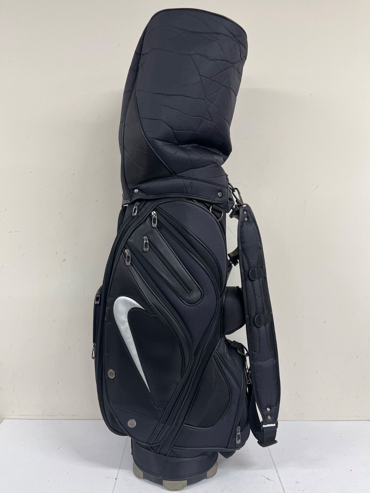 送料無料 NIKE GOLF ナイキゴルフ ゴルフバッグ キャディバッグ ブラックカラー シンプルデザイン フード付き 80204