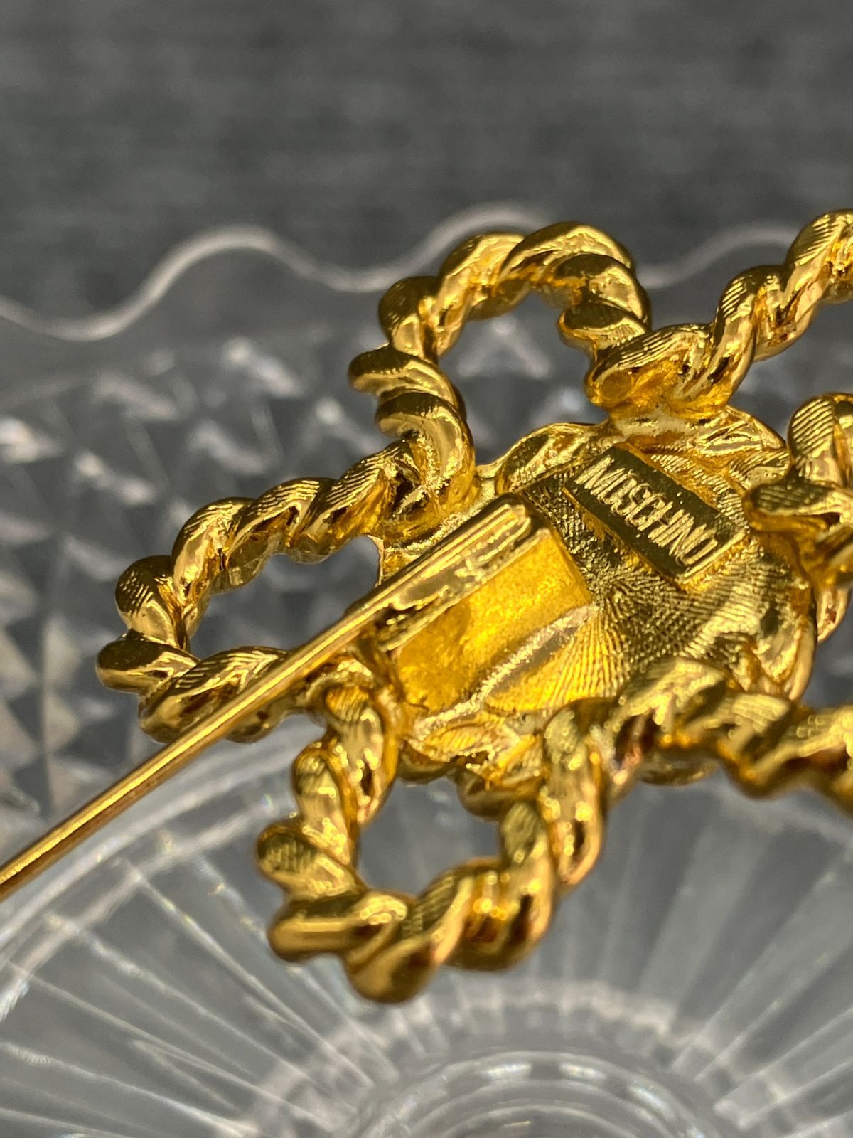 MOSCHINO モスキーノ ピンブローチ ゴールド 368 - メルカリ